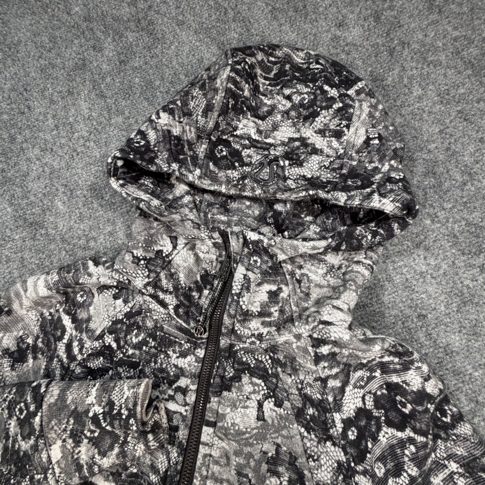 Lululemon Scuba Hoodie Full Zip Grey Black Lace Print Womens Size 4 0505‎